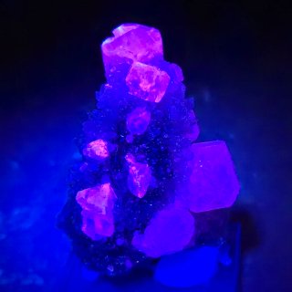Calcita fluorescente UV sobre cuarzo cristalizado