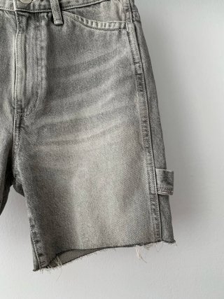 Pantalón corto vaquero gris desgastado