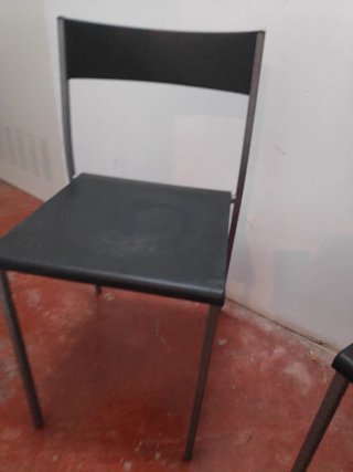 Sillas de metal y plástico