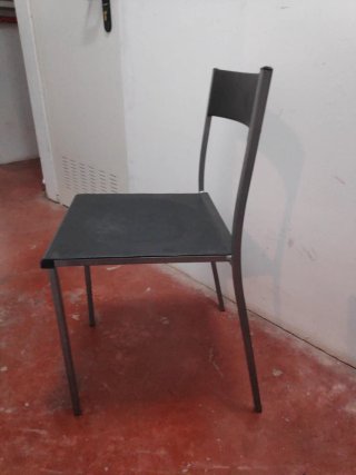 Sillas de metal y plástico
