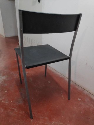 Sillas de metal y plástico