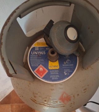 Bombona y regulador de gas butano bombona con gas