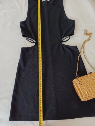 Vestido negro mini cut out