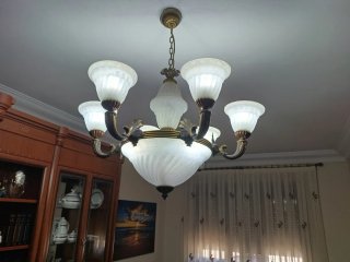Lámpara de techo dorada y blanca