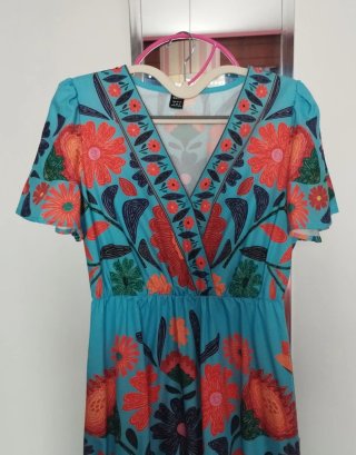 Vestido Midi azul con flores multicolor.