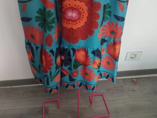 Vestido Midi azul con flores multicolor.