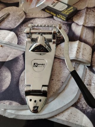 Cordiera Vibrato Chitarra Burns Mark 9