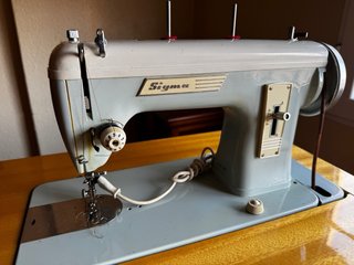Máquina de coser Sigma con armario