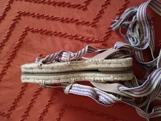 Sandalias de cuña con tiras
