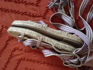 Sandalias de cuña con tiras