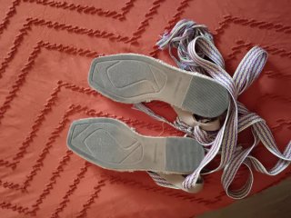 Sandalias de cuña con tiras