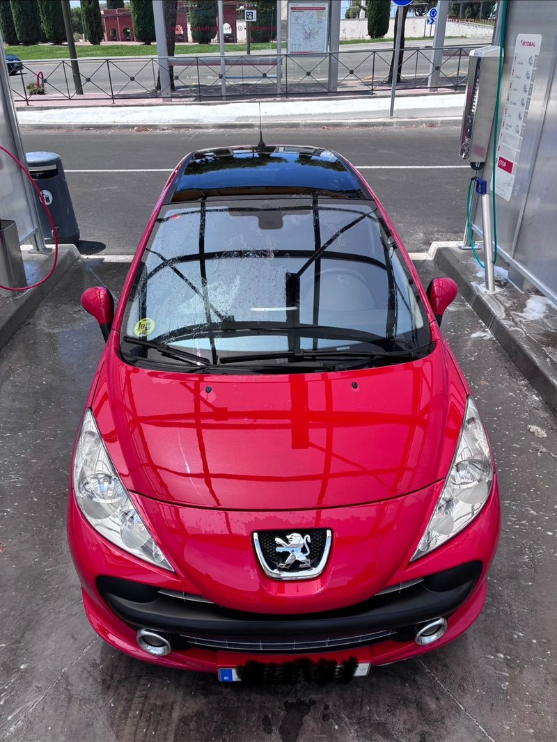Peugeot 207 2008 1.6 HDi 90 CV • Techo panorámico - foto 1