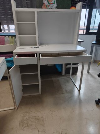 Escritorio blanco con estanterías y cajones y luz
