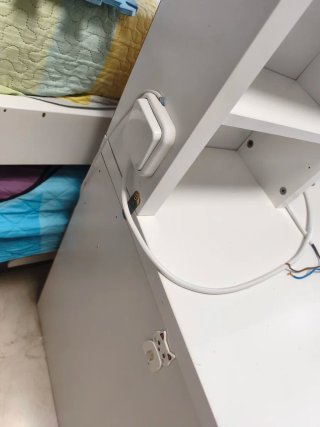 Escritorio blanco con estanterías y cajones y luz