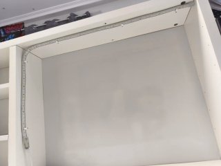 Escritorio blanco con estanterías y cajones y luz