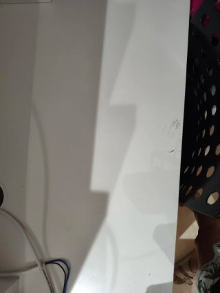 Escritorio blanco con estanterías y cajones y luz