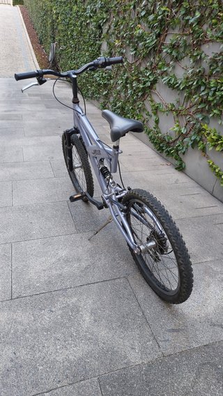 Bicicleta com suspensão e 6 mudanças