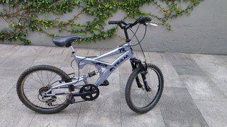 Bicicleta com suspensão e 6 mudanças