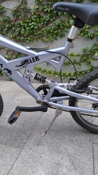 Bicicleta com suspensão e 6 mudanças