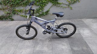 Bicicleta com suspensão e 6 mudanças