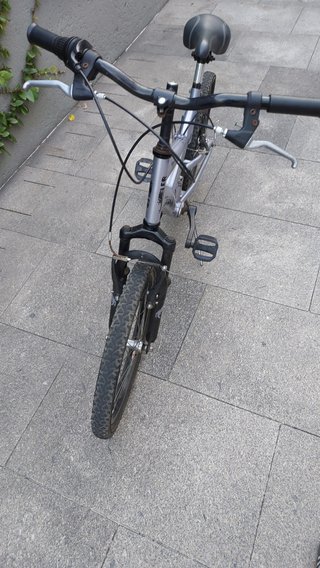 Bicicleta com suspensão e 6 mudanças