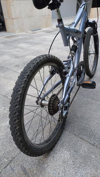 Bicicleta com suspensão e 6 mudanças