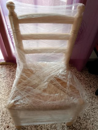 Silla de madera con asiento de mimbre