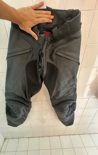 Chaqueta y pantalon negro de moto Dainese