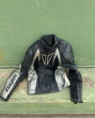 Chaqueta y pantalon negro de moto Dainese