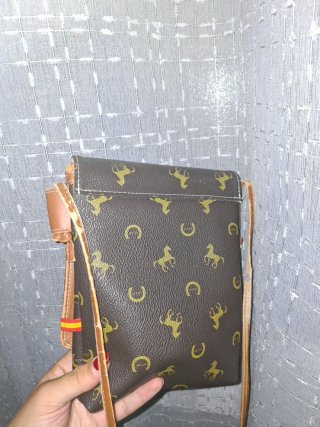 Bolso de cuero con estampado de caballos