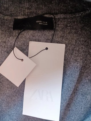 Jersey gris y blanco cuello alto