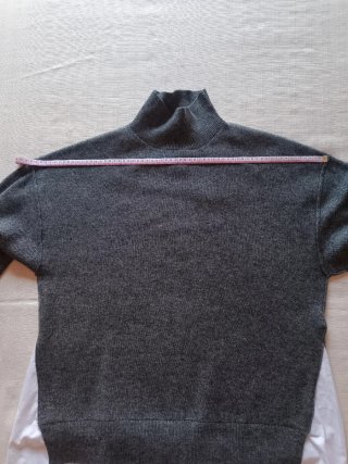 Jersey gris y blanco cuello alto