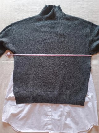 Jersey gris y blanco cuello alto