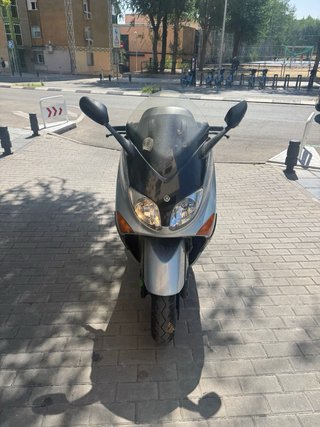 Yamaha TMAX Plata Maxi-Scooter