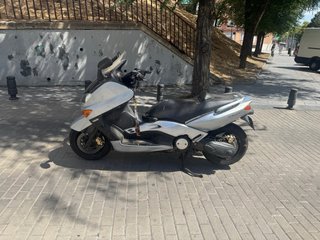 Yamaha TMAX Plata Maxi-Scooter