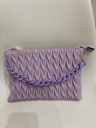 Bolso morado con cadena