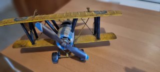 Avión de juguete amarillo