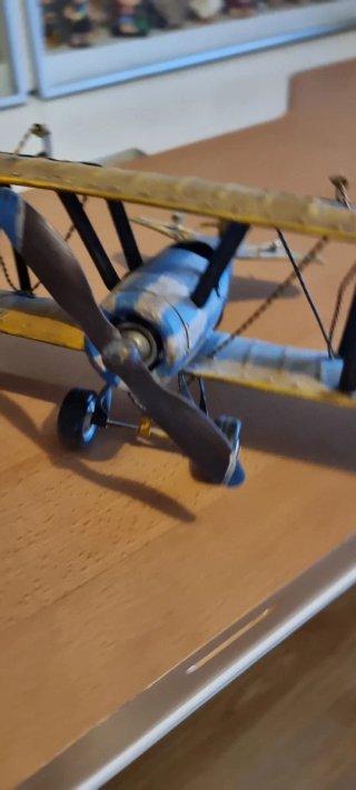 Avión de juguete amarillo
