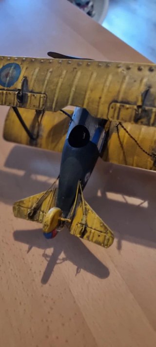 Avión de juguete amarillo
