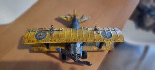 Avión de juguete amarillo