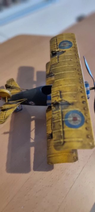 Avión de juguete amarillo