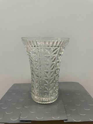 Jarrón de cristal tallado transparente