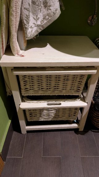 Mueble de almacenaje de madera y mimbre