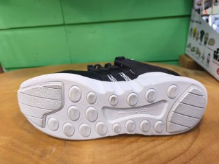 Zapatillas Adidas Negras y Blancas