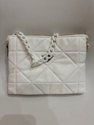 Bolso blanco acolchado con cadena