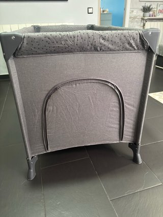 Cuna de viaje gris