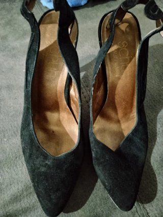 Zapatos de tacón negros con lazo