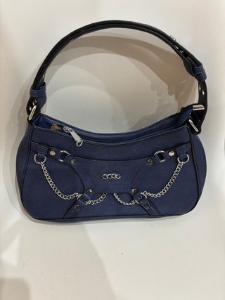 Bolso azul con cadena y detalles metálicos