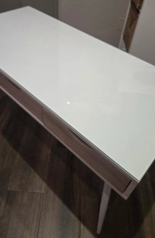 Escritorio nordico de madera y cristal templado