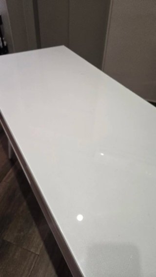 Escritorio nordico de madera y cristal templado